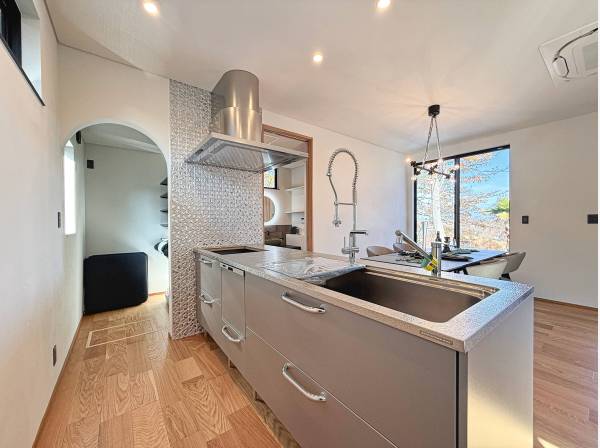 キッチンからも、プールと緑の開放的な景色をお楽しみいただけます