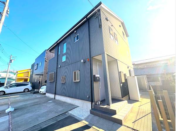 スタイリッシュな外観、カースペース3台あり