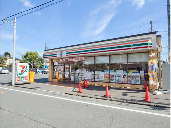 セブンイレブンまで徒歩6分！（約430M）