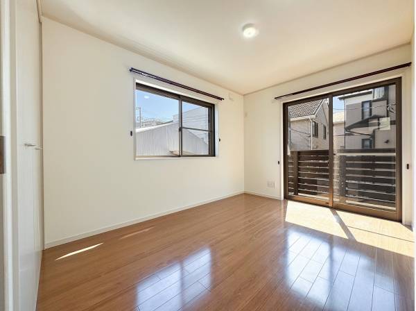 約6帖の洋室二面採光で一日中暖かな陽光が広がります