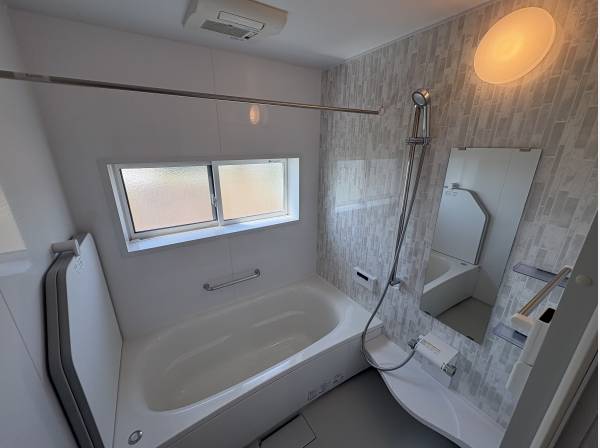 お風呂には浴室乾燥機が付いております。