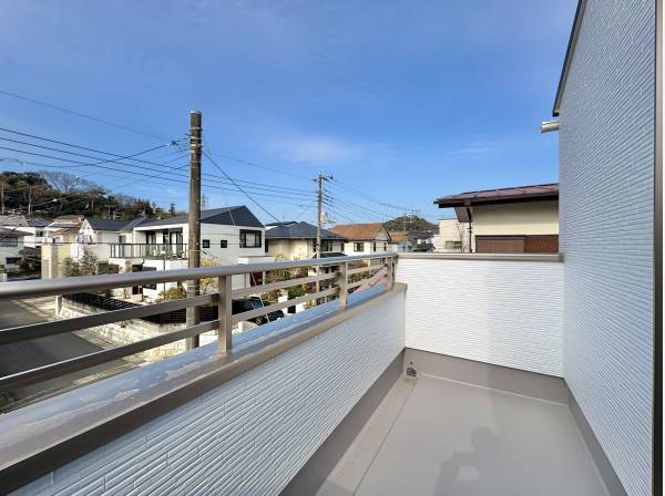 大きなバルコニーからは、久木の街並みが望めます。