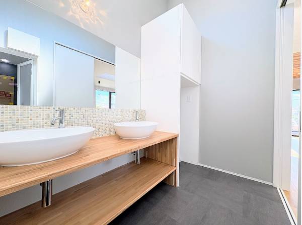 ツーボウルタイプの洗面台、上部吹き抜けで開放感ある空間です