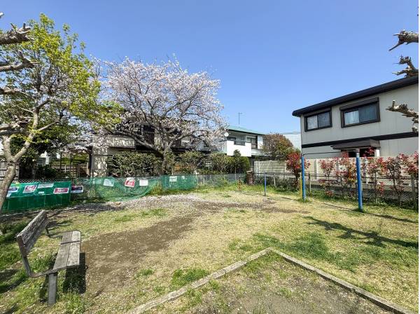 松が丘第三公園まで徒歩2分（約110m）