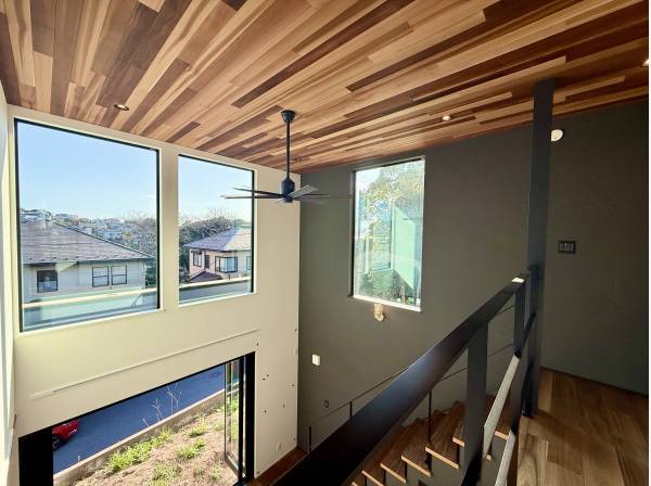 吹き抜け天井で開放感ありますね！