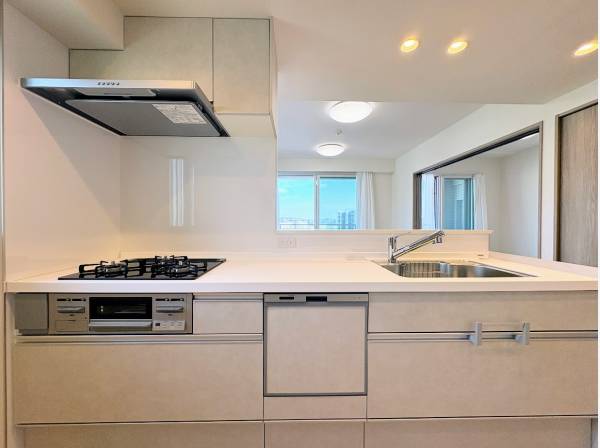 部屋全体を見渡すことのできるオープンキッチン