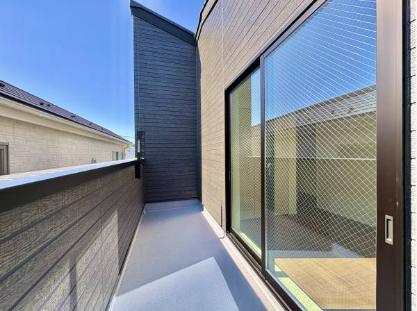 奥行きもあり、陽光差しこむバルコニーです