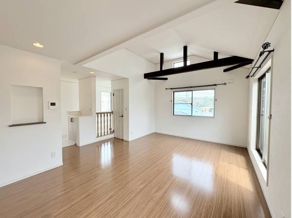 2階には勾配天井を施した開放的なLDK（約17.9帖）