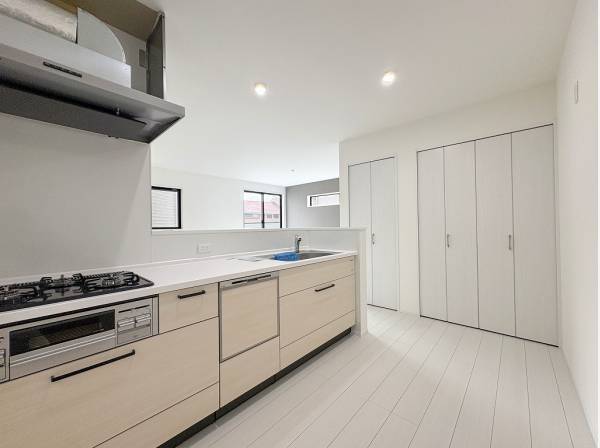 キッチン横にはパントリーも完備

