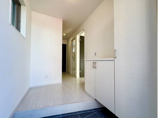 収納棚完備のゆとりある玄関ホール