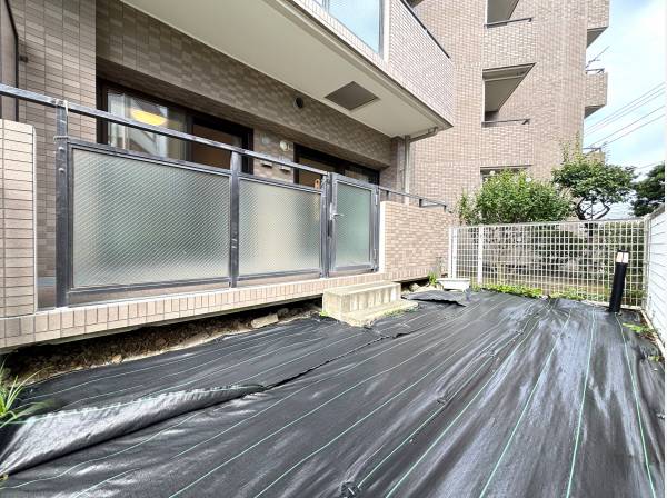 専用庭は防草シート設置済みです