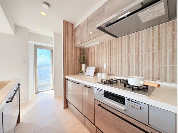 キッチンからもバルコニーへ出入り可能