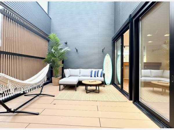 ウッドデッキはゆっくり寛げるプライベート空間です(家具はイメージです)