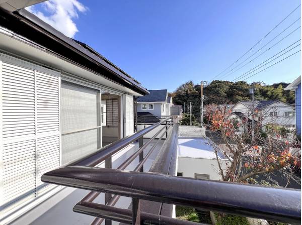 南西に広く面したバルコニーは家族みんなのお洗濯物ものびのび干せそうです