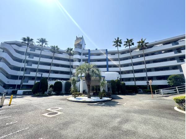 客船のように佇むマンション外観