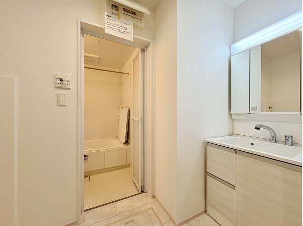 白で統一されたバスルームと洗面所