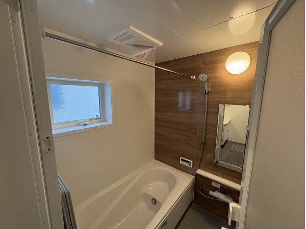 お風呂には浴室乾燥機が付いております。