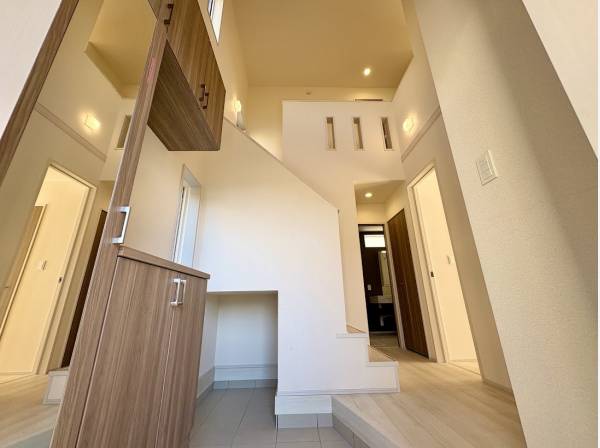 玄関は開放感を感じる吹き抜け天井！