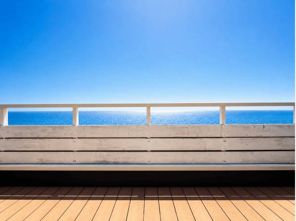 窓の向こうに広がるのは、ただ静かに美しい水平線の景色です。