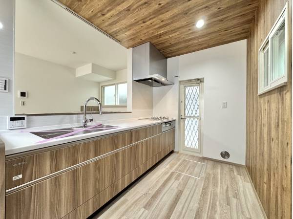 木目×天井デザインが印象的なキッチン。空間に馴染む美しい仕上がり。