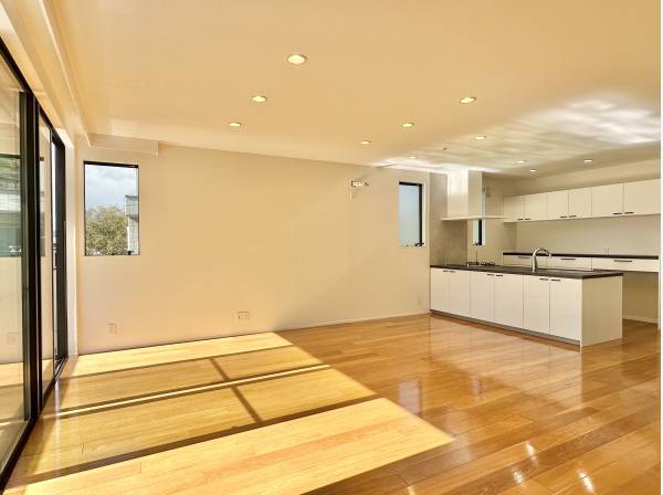 南西向きのLDKは陽光注ぐ明るい住空間です。