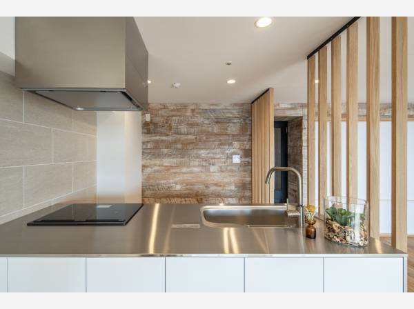 広々としたキッチン周り、カウンターもゆとりがございます