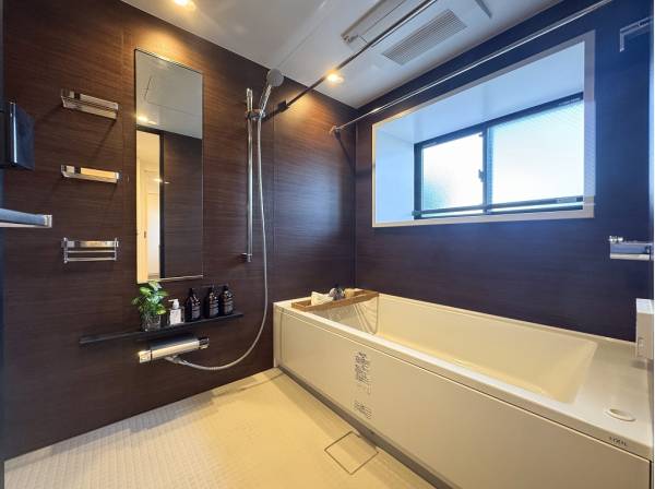 バスルームにも大きな窓があり換気も楽々