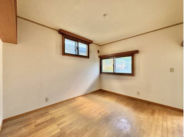 採光が確保できた洋室、くつろぎのひと時を過ごしください。