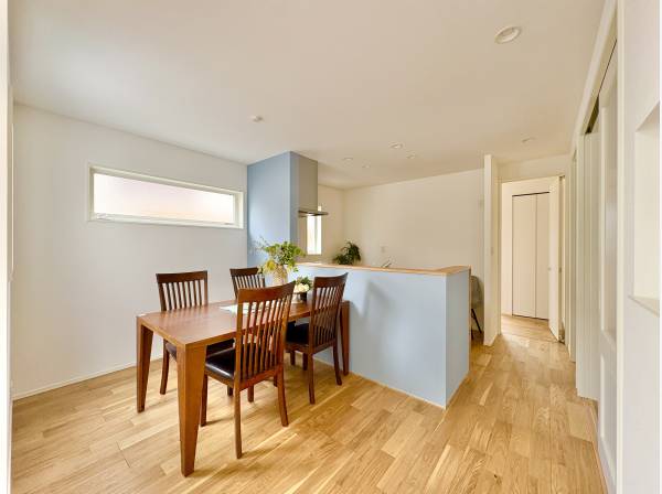 キッチンは対面式なのでリビング側を見渡すことが出来ます