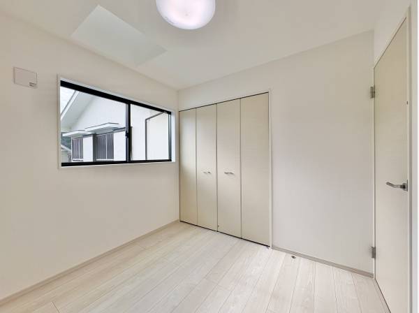 開放感のある白い壁紙は空間を広く見せます。