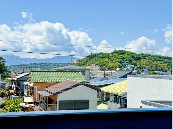 ルーフバルコニーからは山の緑もご堪能頂けます