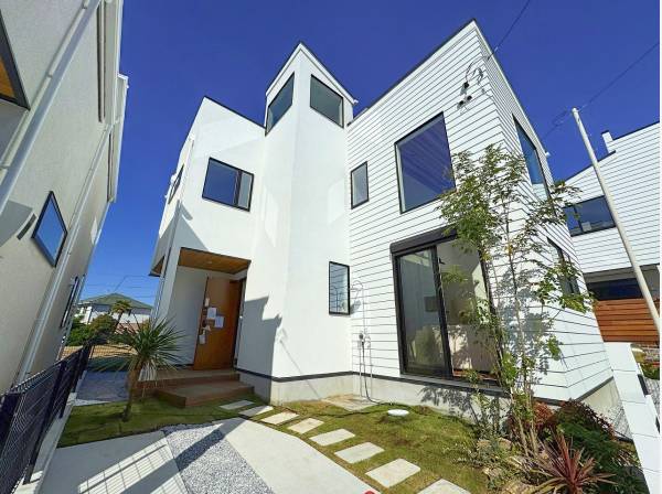 白い外壁が青空とマッチした一枚。