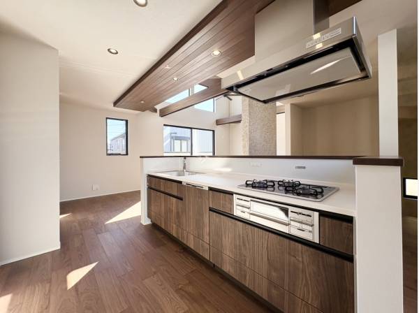 動線の良いアイランド仕様のキッチン