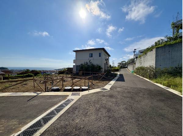 前面道路もゆとりの広さ。