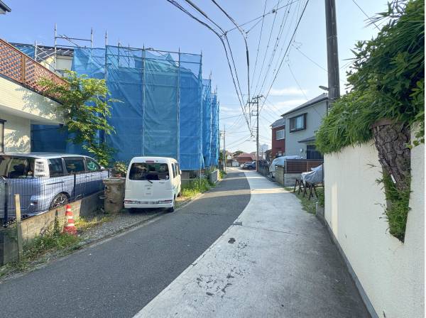 白い軽ワゴンが停まっている場所が２台目のカースペース。