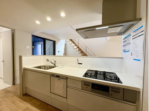 食洗器付きのシステムキッチン