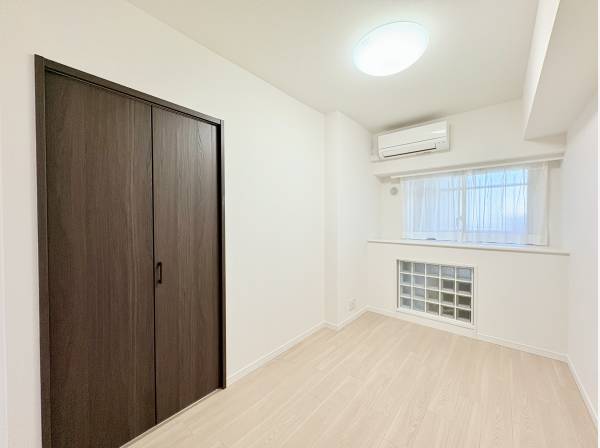 カウンターとクローゼットのある洋室