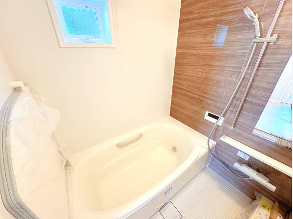 壁一面が木目調パネルになっております