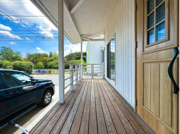 ウッドデッキのある玄関アプローチとなっております