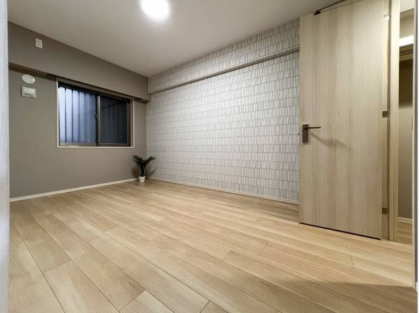 拘りのアクセントクロスが馴染む落ち着いた主寝室