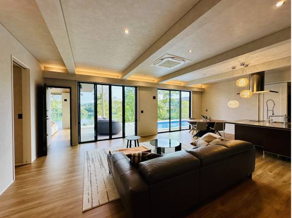 約30帖のLDKから望む一碧湖畔