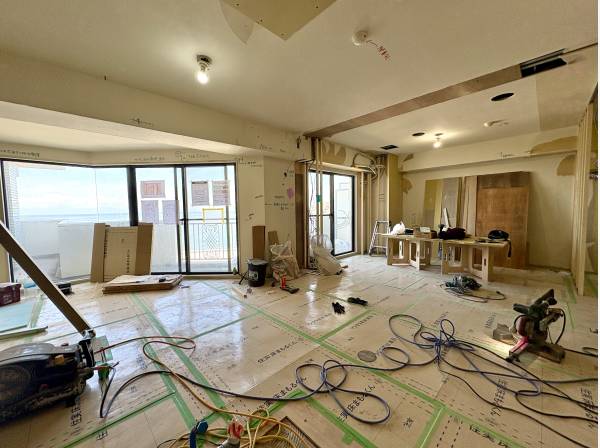 室内はフルリノベーション工事中。