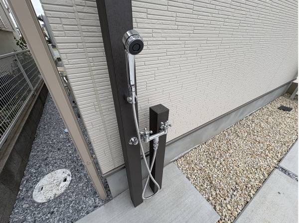 外にはシャワーが有りますよ！