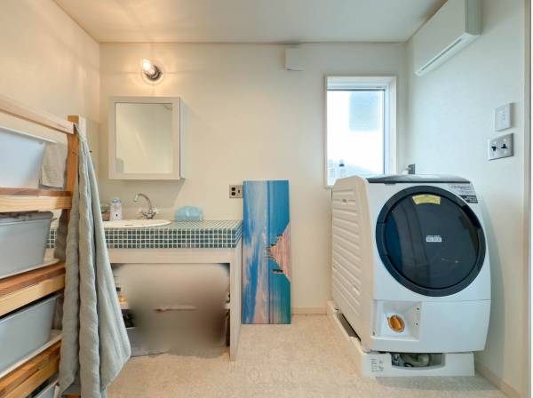 可愛らしい洗面台が備わる水回り