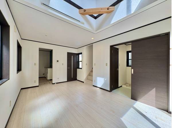 LDKの天井は一部吹き抜けになっており、開放感溢れる空間を演出