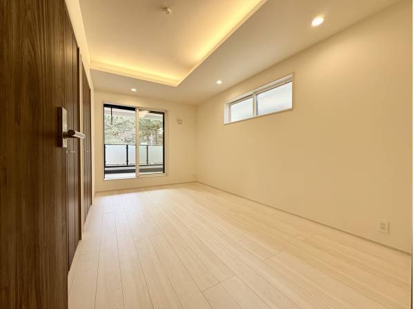 折上天井と照明がお洒落な2階洋室