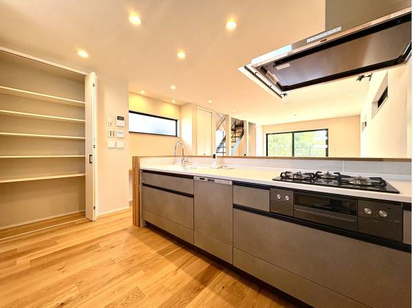 対面式システムキッチンはパントリー付きで収納たっぷり