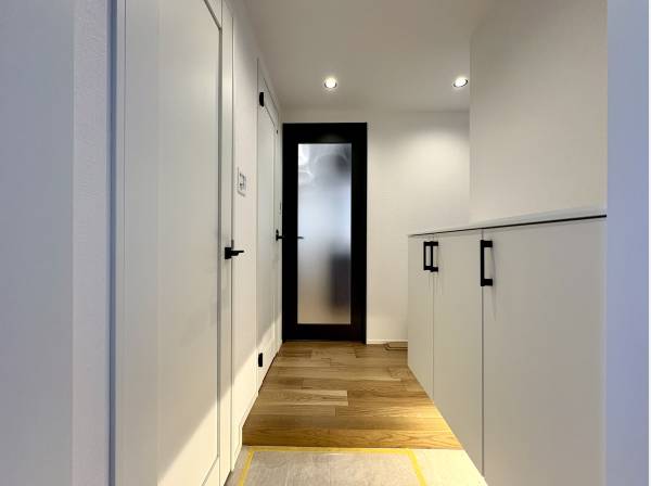 柔らかな光が導く落ち着いたアプローチ空間