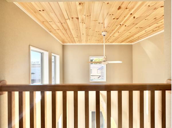 天井板張りが心地いい。秘密基地みたいなロフトからの景色。