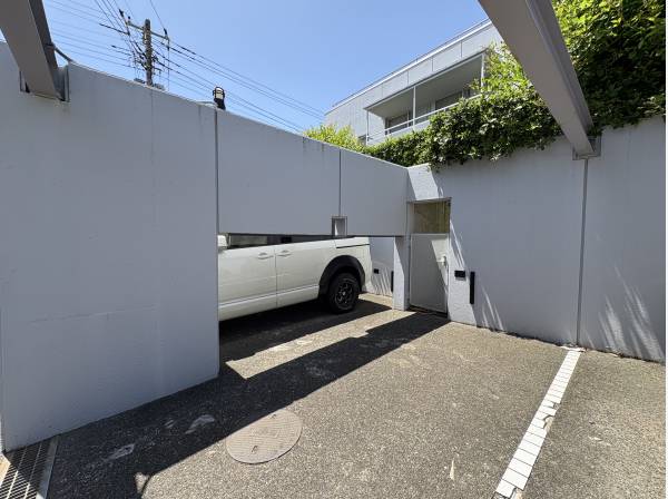 庭から専用駐車場に出ることができます